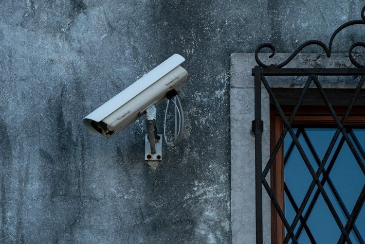 L'immagine di una telecamera esterna e di inferriate all'esterno di un immobile