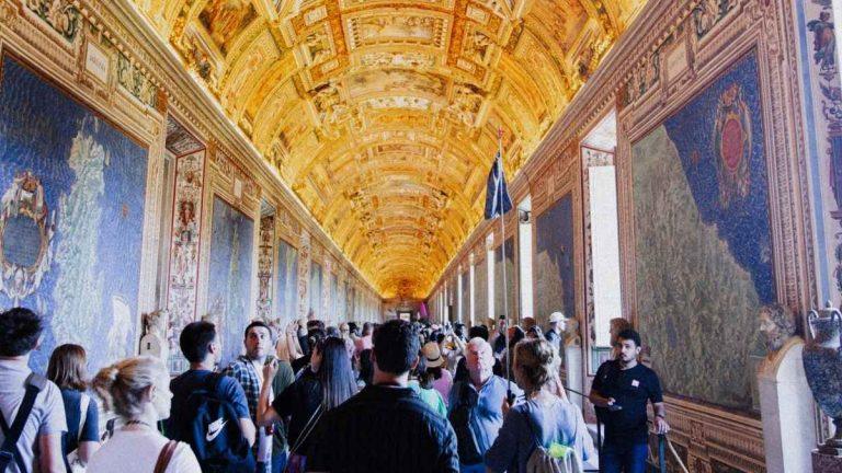 Gli italiani tornano a spendere in cultura: 108 euro al mese, quasi come prima del Covid