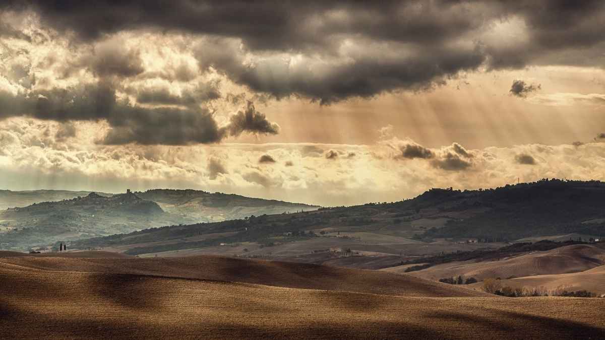 Meteo, weekend perturbato poi cambia tutto: torna l’anticiclone e salgono le temperature