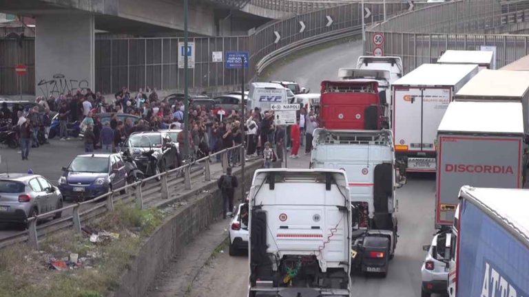 Protesta dei tir, il governo vara gli aiuti. Meloni: «Non tolleriamo intimidazioni»